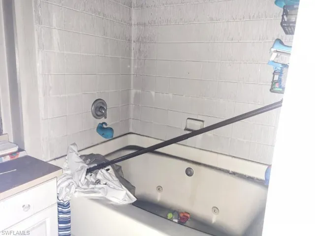 Bathroom with tiled shower / bath combo