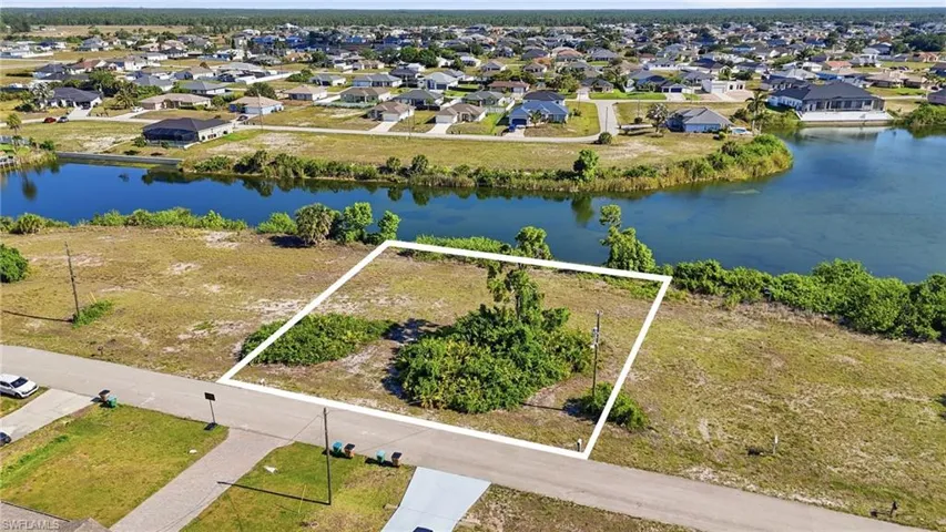 527 24th Ter, Cape Coral, Florida 33993