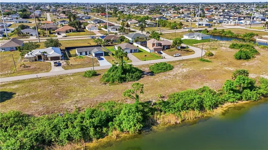 527 24th Ter, Cape Coral, Florida 33993