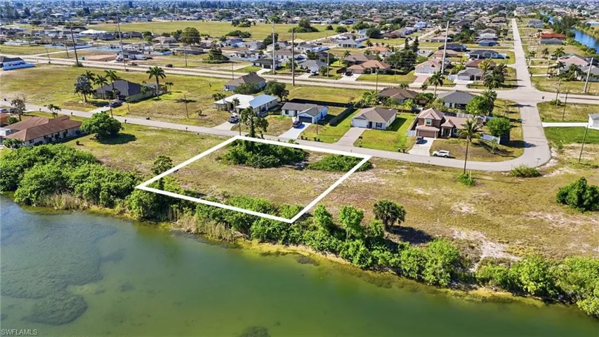 527 24th Ter, Cape Coral, Florida 33993