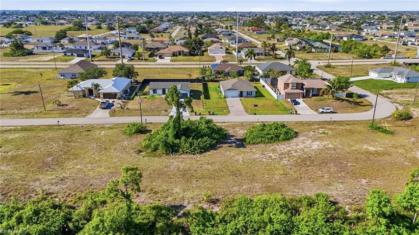 527 24th Ter, Cape Coral, Florida 33993