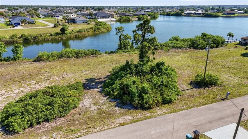 527 24th Ter, Cape Coral, Florida 33993