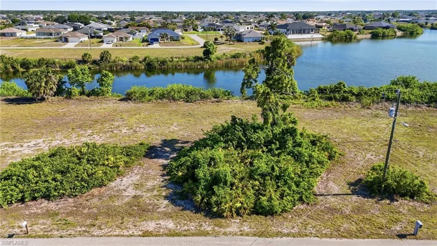527 24th Ter, Cape Coral, Florida 33993