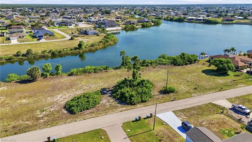 527 24th Ter, Cape Coral, Florida 33993