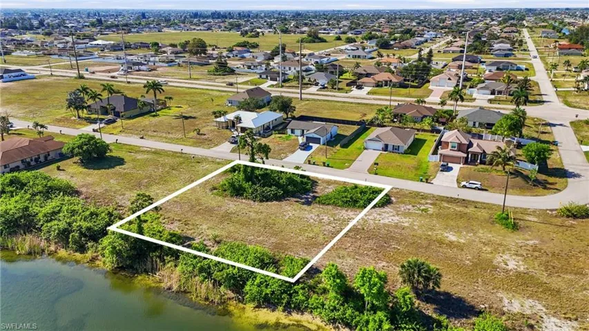527 24th Ter, Cape Coral, Florida 33993