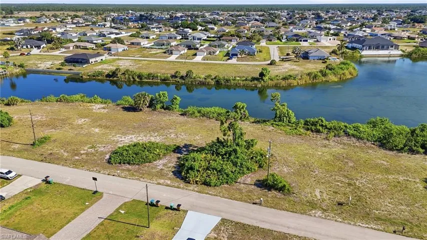 527 24th Ter, Cape Coral, Florida 33993