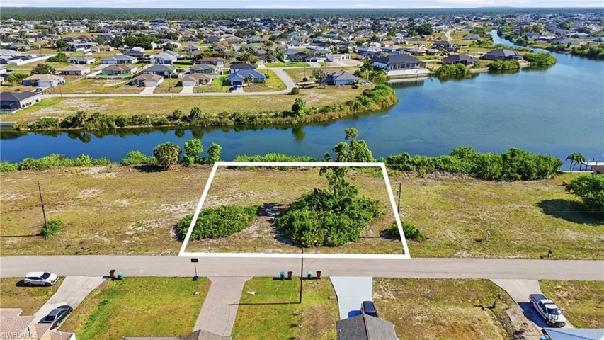 527 24th Ter, Cape Coral, Florida 33993