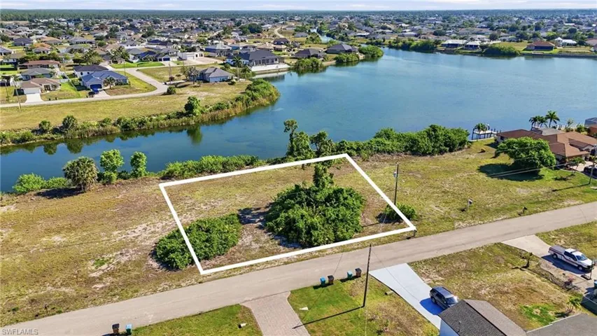 527 24th Ter, Cape Coral, Florida 33993