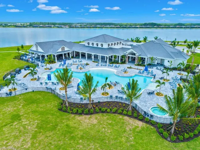 Resort Style pool with outdoor "Splashes" restaurant.