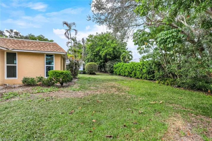 233 Yorkshire Ct, Naples, Florida 34112