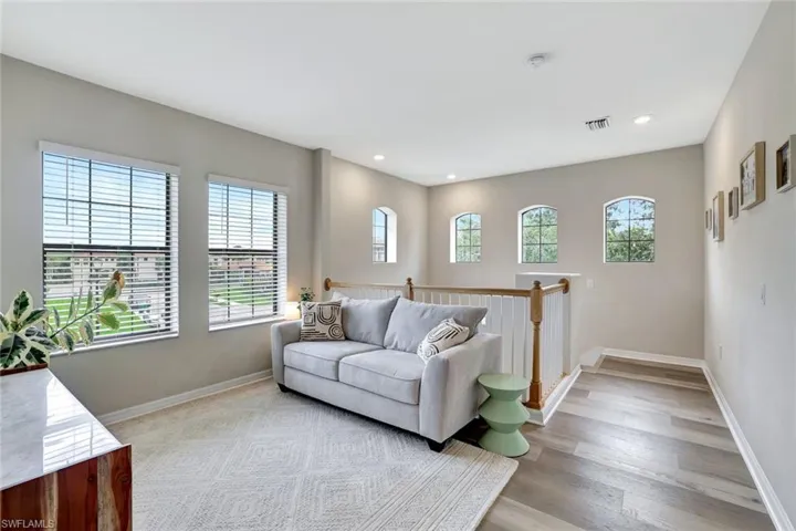 Light and bright loft that can be used as a living area, office, play area or hobby area.