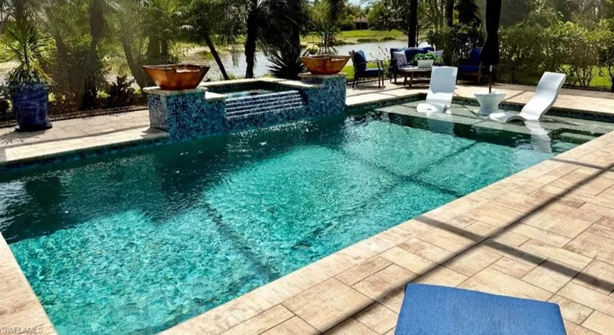 Integrated pool / spa with a patio