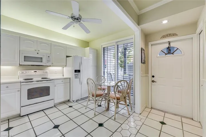 Spacious kitchen and braakfast area