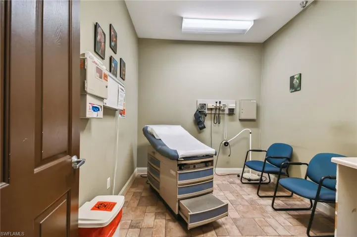 7305  Professional E PKWY, Sarasota, FL 34240