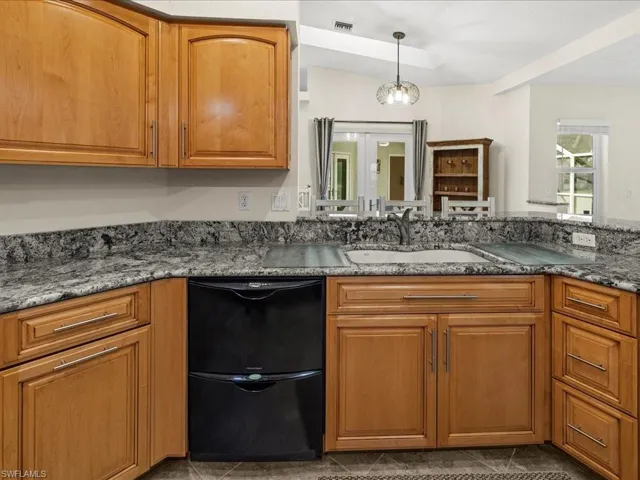 REMODELED KITCHEN, GRANITE COUNTERS AND NEW/NEWER APPLIANCES