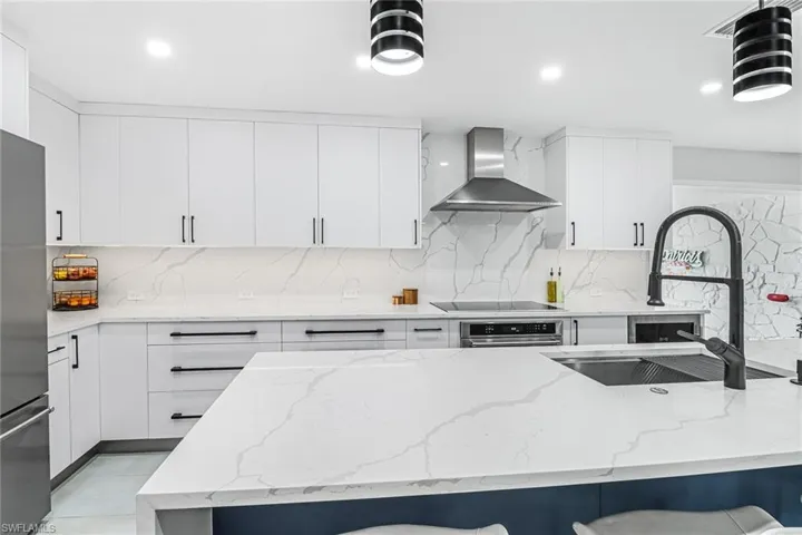 169  Wickliffe  DR, Naples, FL 34110