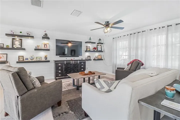 169  Wickliffe  DR, Naples, FL 34110