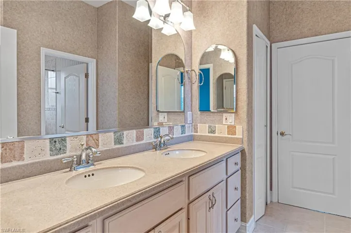 Jack & Jill bath