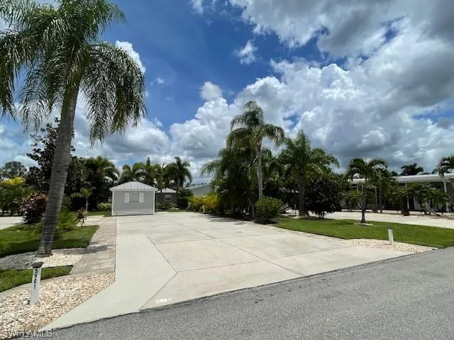 View of front of house featuring a front yard