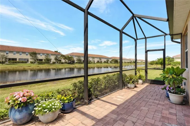 2567  Vine  AVE, Naples, FL 34120