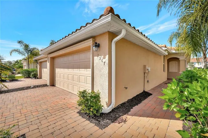 2567  Vine  AVE, Naples, FL 34120