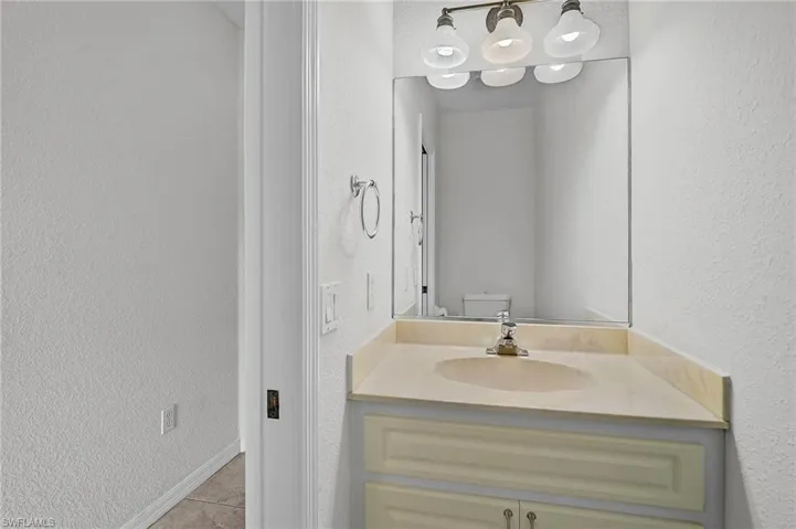1/2 bath/ pool bath
