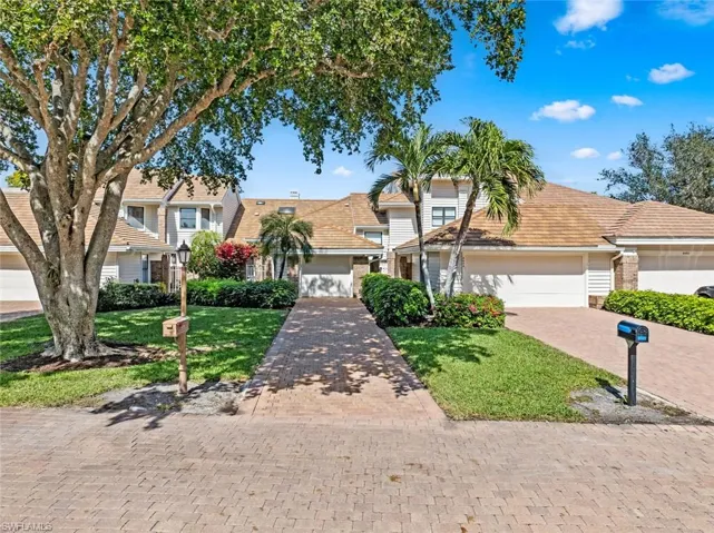 View of front of property featuring a front lawn