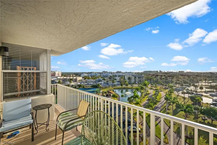 Balcony with a water views - bay side