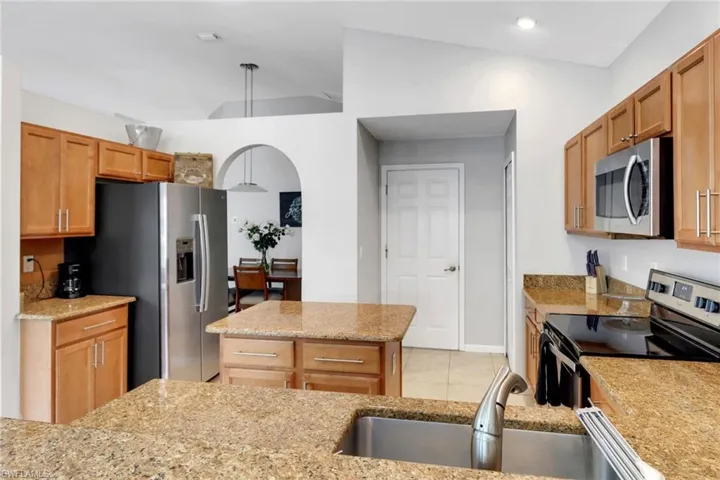 6773 Southern Oak Ct, Naples, Florida 34109