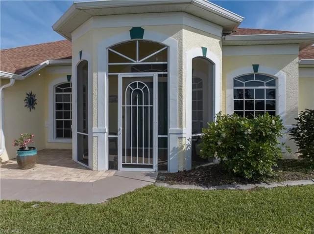 Screened Front Porch - WHAT-A-GREAT-FEATURE!