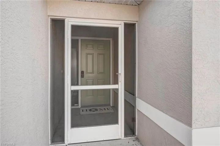 Screened entry way