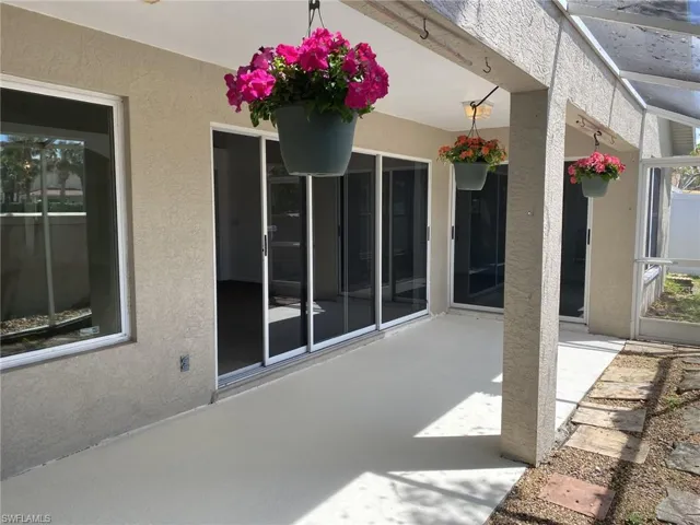 Side View of the lanai.