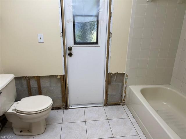Guest Bath with Access to Lanai