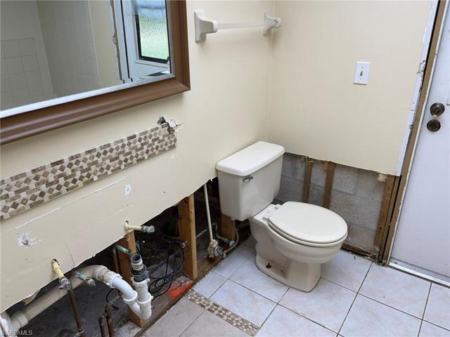 Guest Bath with Access to Lanai