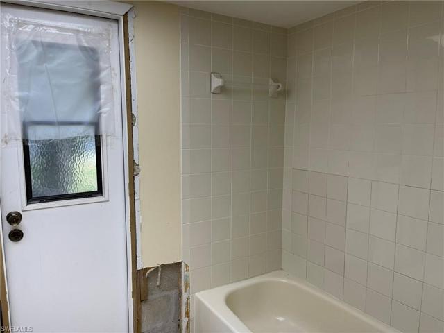 Guest Bath with Access to Lanai