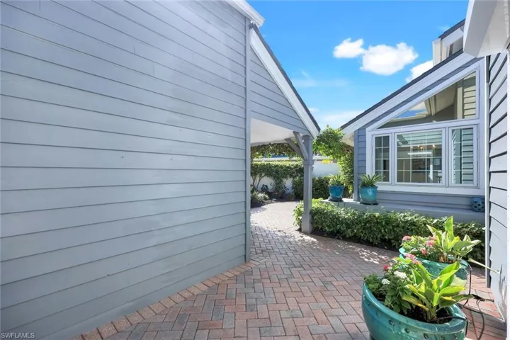 635  Bridgeway  LN, Naples, FL 34108