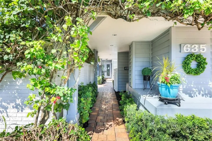 635  Bridgeway  LN, Naples, FL 34108