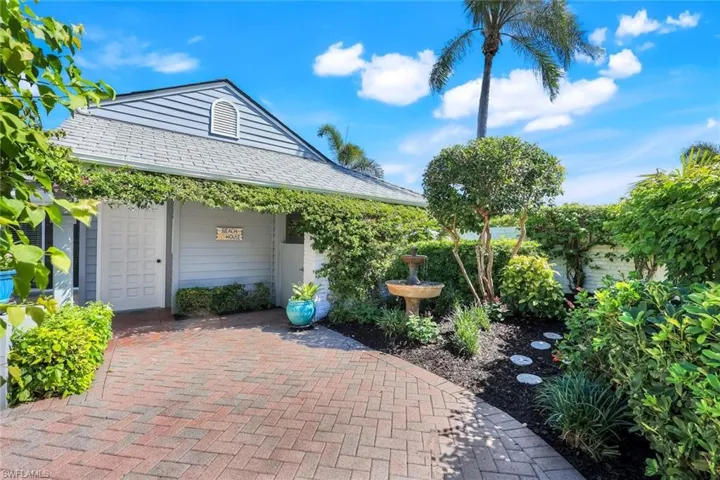 635  Bridgeway  LN, Naples, FL 34108