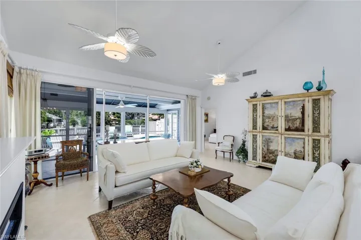 635  Bridgeway  LN, Naples, FL 34108