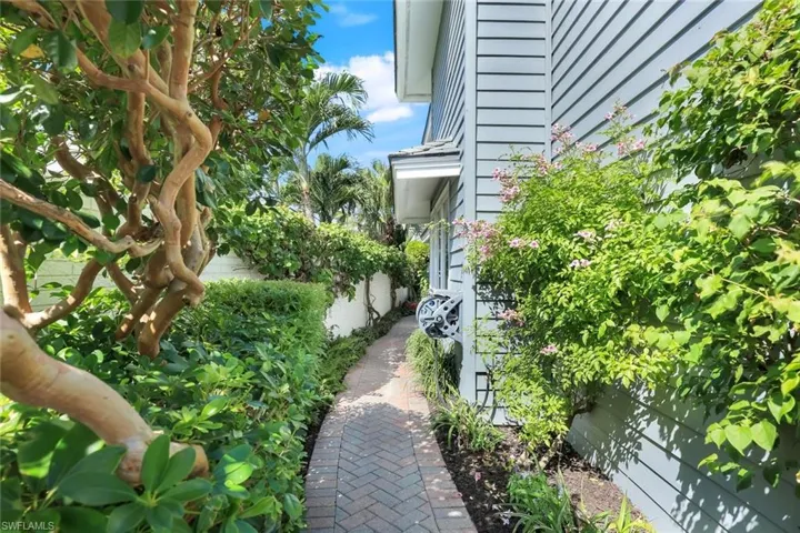 635  Bridgeway  LN, Naples, FL 34108