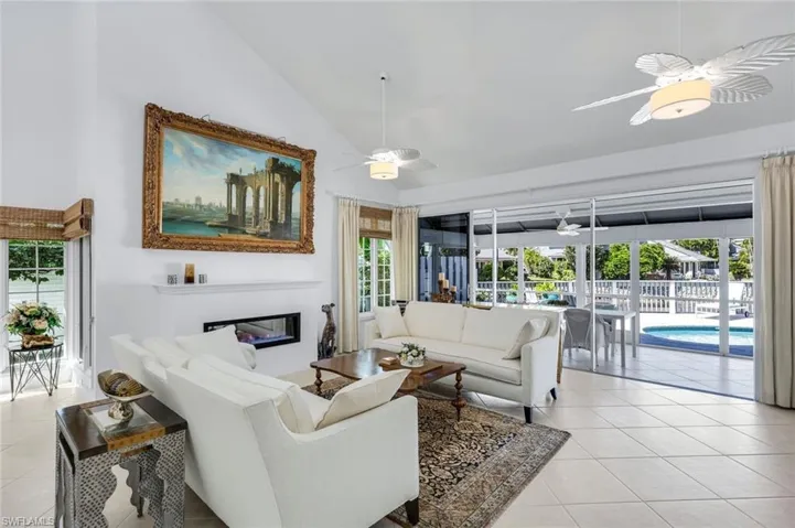 635  Bridgeway  LN, Naples, FL 34108