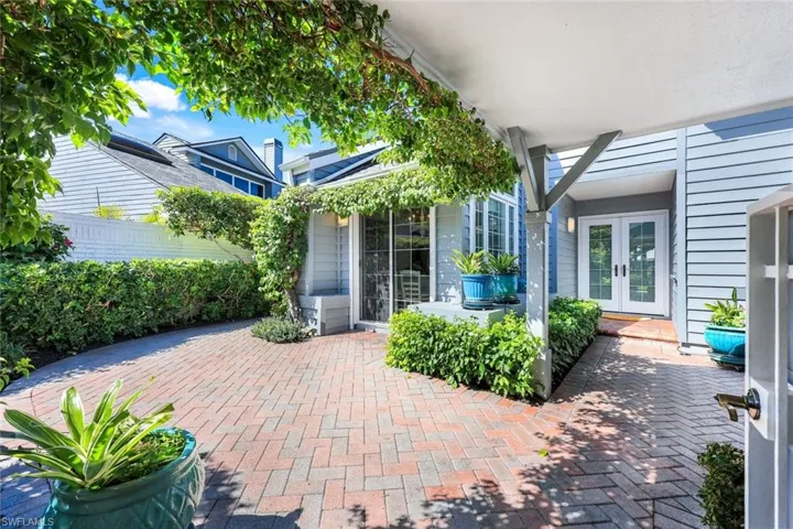 635  Bridgeway  LN, Naples, FL 34108