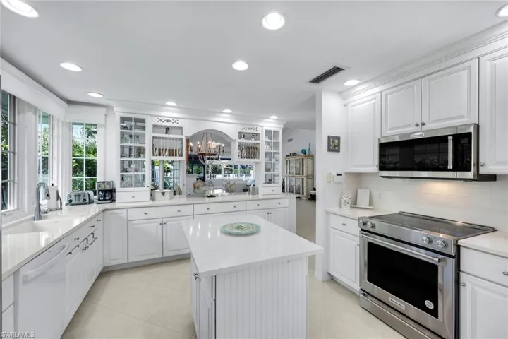 635  Bridgeway  LN, Naples, FL 34108