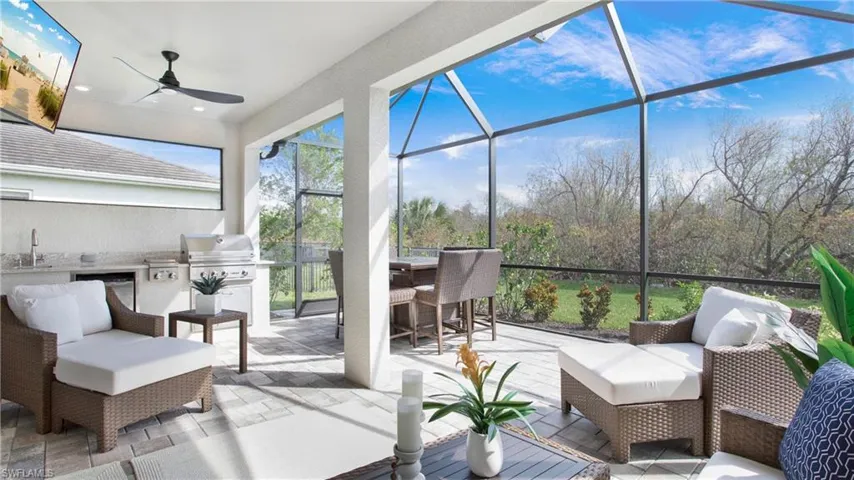 Lanai with plenty of seating area for entertaining