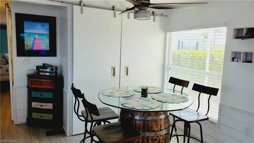 Seating for 4 at breakfast area.