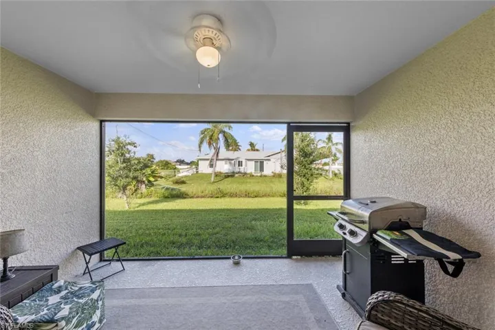 Sunroom with ceiling fan