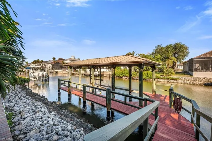 DOCK WITH LIFT