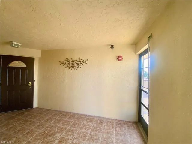 Screened in front lanai, entryway