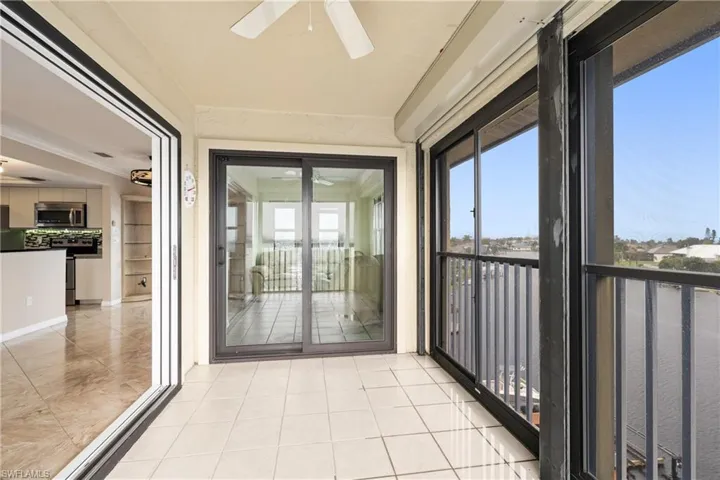 Unfurnished sunroom with ceiling fan