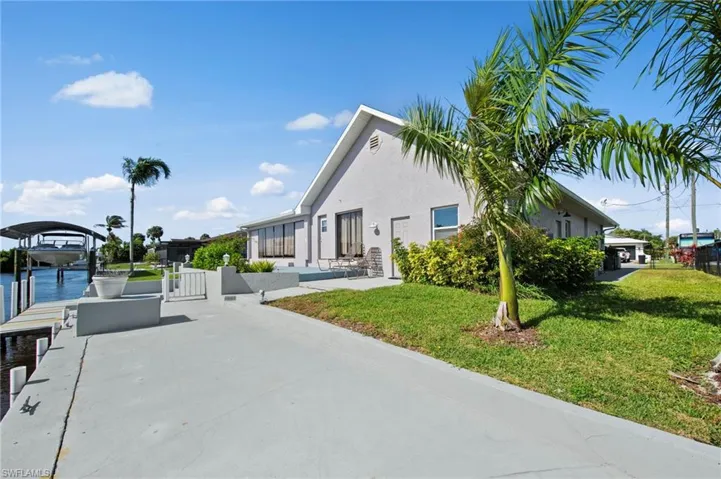 7195 Reymoor Dr, North Fort Myers, Florida 33917